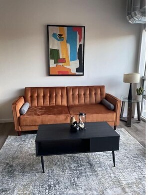 Smart TV, stereo - Living in Detroit (Detroit)