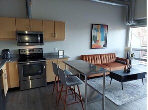 Réfrigérateur, micro-ondes, plaque de cuisson, lave-vaisselle