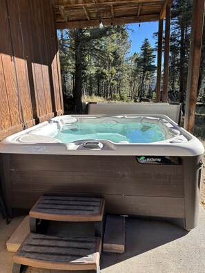 Outdoor spa tub - Cozy Mountain House convenient to all activities. (Angel Fire)