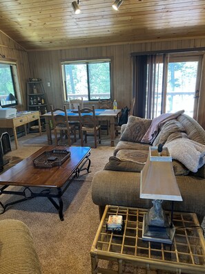 Una Smart TV, una chimenea, una mesa de tenis de mesa, libros