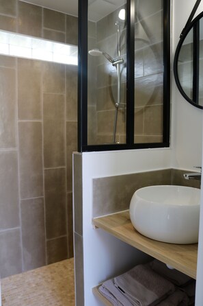 Dusche, Haartrockner, Handtücher, Seife