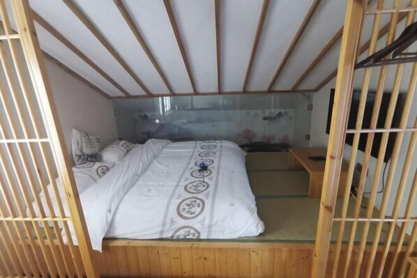 A room with a bunk bed, wooden slats on the ceiling, and a window with a view of the outside. - Jingdaihuakai Inn (Suzhou)