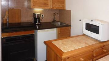Fridge, oven, cookware/dishes/utensils