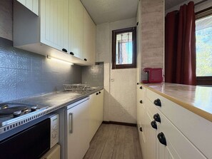 Kühlschrank, Ofen, Geschirrspüler, Kochgeschirr/Geschirr/Besteck