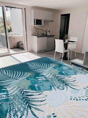 1 bedroom, bed sheets