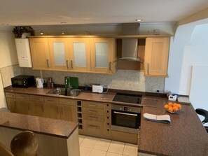 Cottage | Private kitchen | Fridge, microwave, oven, stovetop