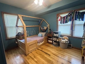 3 habitaciones, escritorio, cuna de viaje y wifi