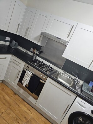 Kühlschrank, Mikrowelle, Ofen, Toaster