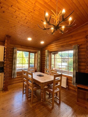 'Ash' Beautiful Log Cabin With Private Hot Tub