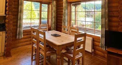'Ash' Beautiful Log Cabin With Private Hot Tub