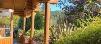 'elm' Countryside Log Cabin With Private Hot Tub