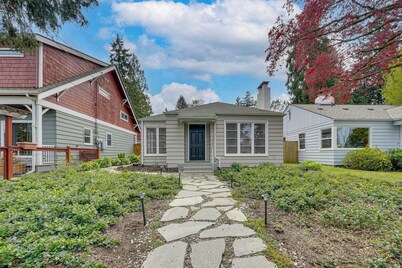 Remodeled Maple Leaf Basement Apt! 7 Mi to Seattle