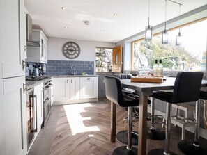 Fridge, dishwasher, electric kettle, toaster - Ty'n-y-ffynnon Cottage (Barmouth)