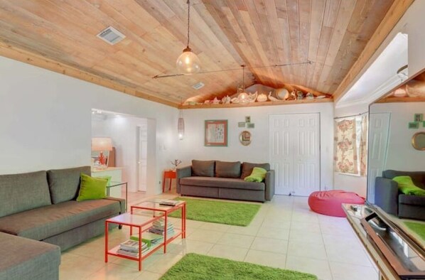 Living area - The Esso Cottage (Lake Worth)