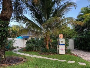 Property grounds - The Esso Cottage (Lake Worth)