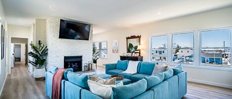 Smart TV, fireplace, books