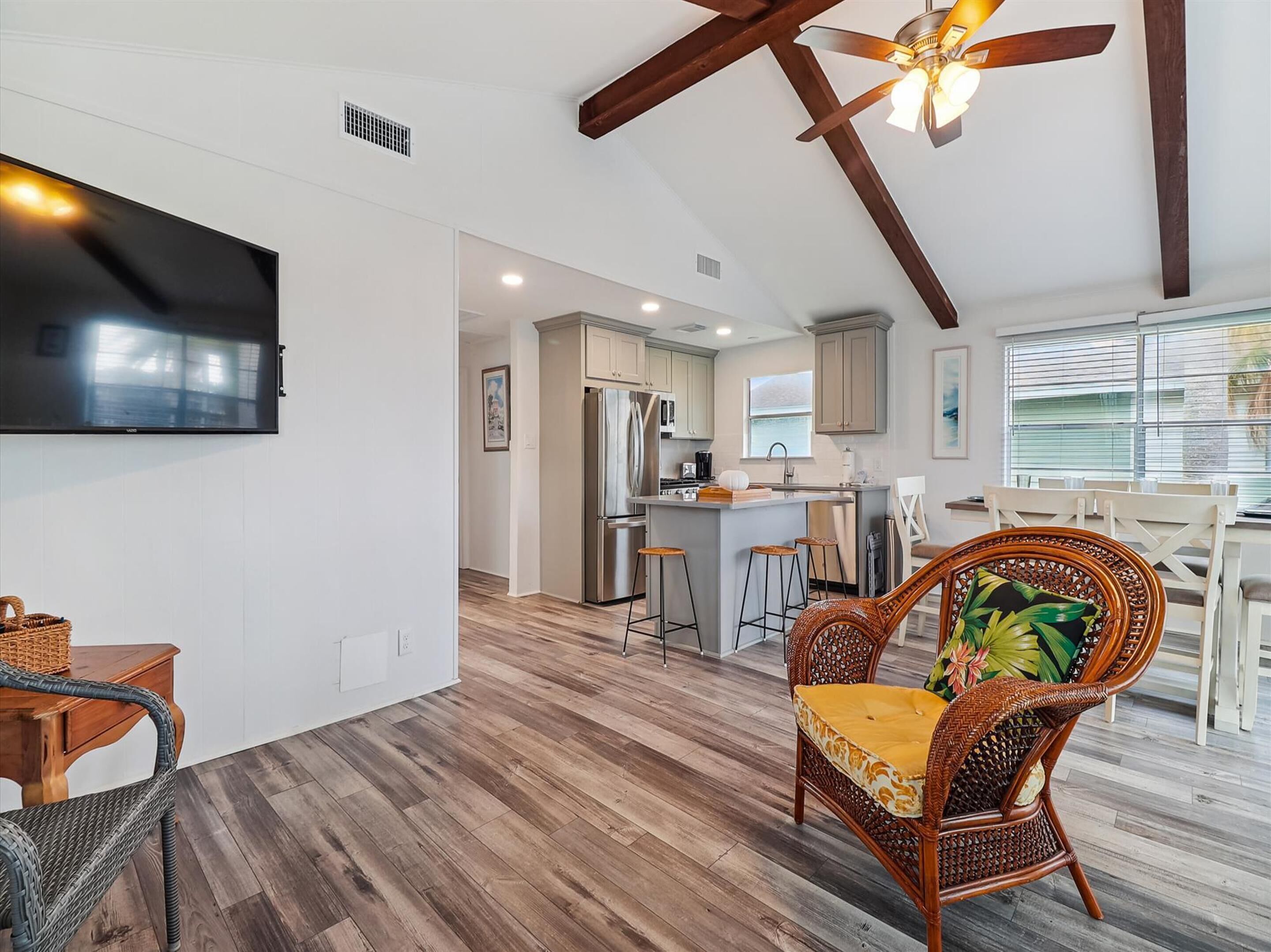 Peggy's Hideaway | Canal-Front + Kayaks & Outdoor Shower!