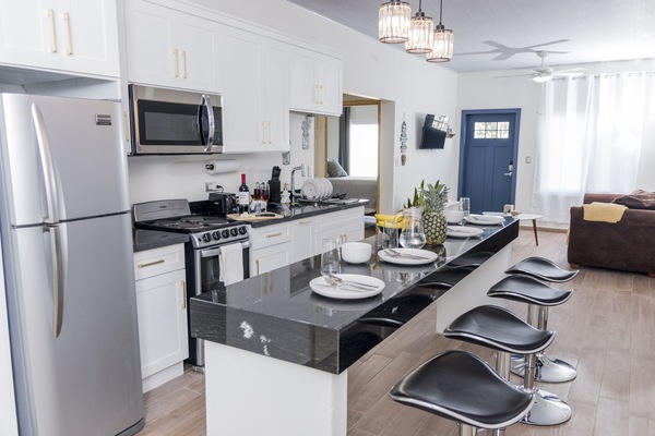 Een koelkast, een microgolfoven, een oven, een kookplaat