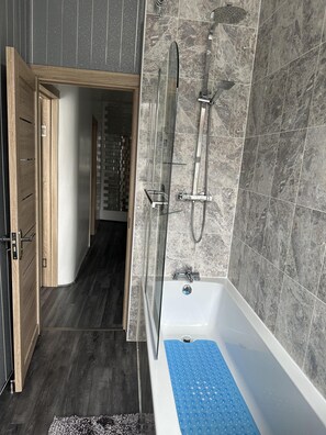 Ferienhaus | Badezimmer | Badewanne und Dusche (separat), Komfortbadewanne, Handtücher