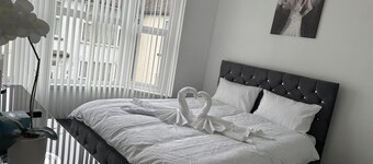 House - Sleeps 6 - Garden - Seaside - Pet Friendly