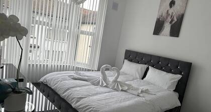 House - Sleeps 6 - Garden - Seaside - Pet Friendly