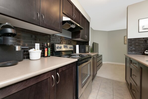 Réfrigérateur, micro-ondes, four, plaque de cuisson