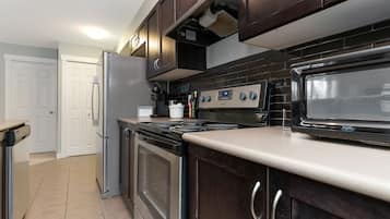 Een koelkast, een magnetron, een oven, een kookplaat