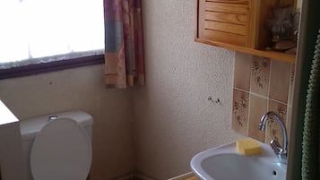 Een douche, een haardroger, een bidet, zeep