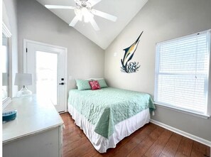 7 chambres, bureau, fer et planche à repasser, lit parapluie