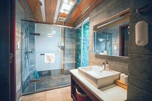 A modern bathroom with a glass-enclosed shower, a large mirror, and a wooden ceiling. - Shuhe Yuannian Holiday Courtyard (Lijiang)