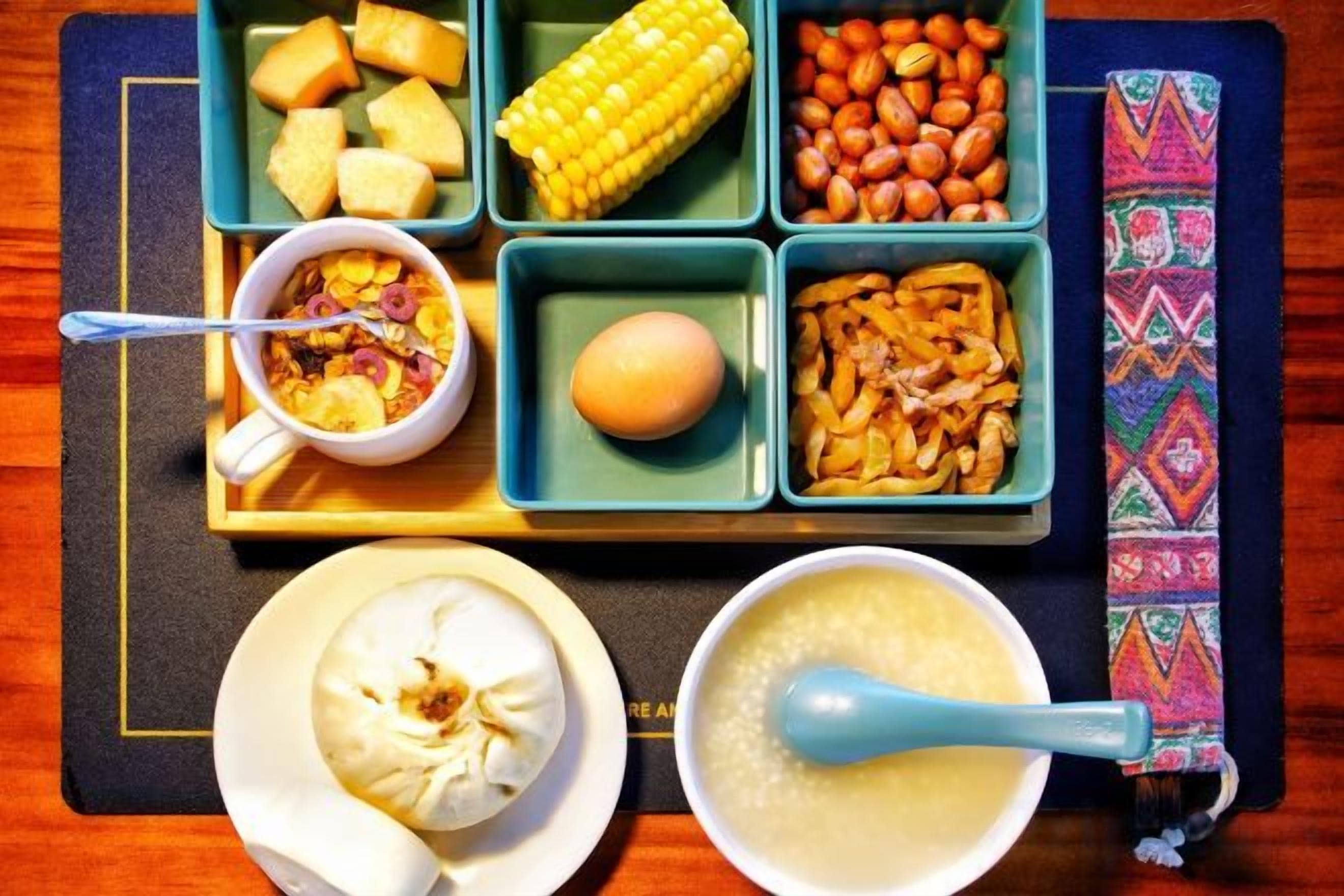 Una bandeja de comida con diferentes alimentos y un tazón de sopa.