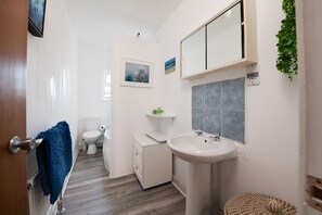 Hair dryer, towels, soap, shampoo - Great Seaviews and Centralised location to all Southsea has to offer. (Portsmouth)