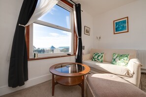 Smart TV, DVD player, books - Great Seaviews and Centralised location to all Southsea has to offer. (Portsmouth)