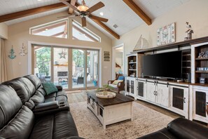 Smart TV, fireplace, DVD player, foosball - Outdoor Sanctuary/Lake View/Hot tub & Game Room! (Canyon Lake)