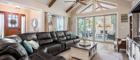 TV connectée, cheminée, lecteur de DVD, baby-foot