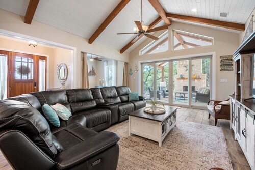 Outdoor Sanctuary/Lake View/Hot tub & Game Room!