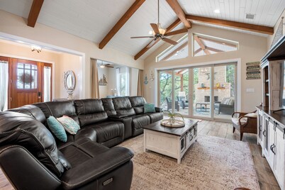 Outdoor Sanctuary/Lake View/Hot tub & Game Room!