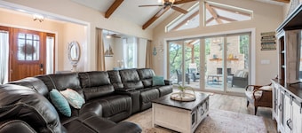 Outdoor Sanctuary/Lake View/Hot tub & Game Room!