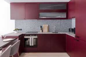 Réfrigérateur, four à micro-ondes, un four, surface de cuisson