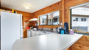 Réfrigérateur, micro-ondes, cafetière/bouilloire, grille-pain