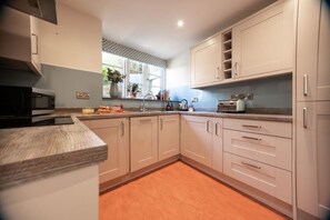 Geladeira, micro-ondas, lava-louças, torradeira