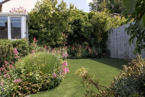 Property grounds - 2 Bed stylish village retreat in Braunton (Braunton)