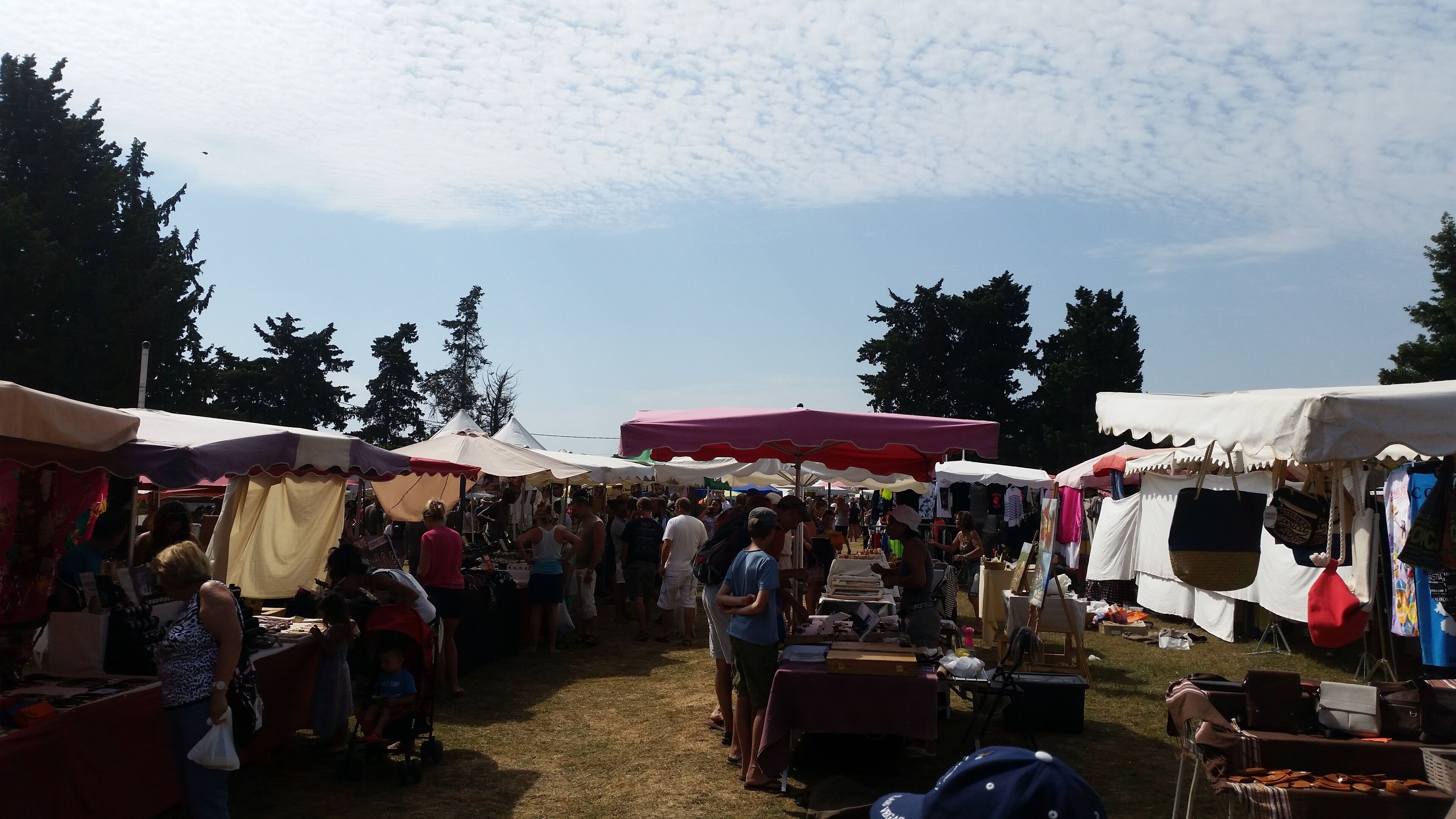 Ein Markt im Freien mit verschiedenen Ständen und Zelten.