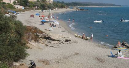 Mini Villa direct access to the sea 150 m, Courtyard, WIFI, Parking, closed garage