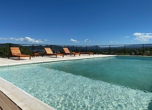 Una piscina al aire libre