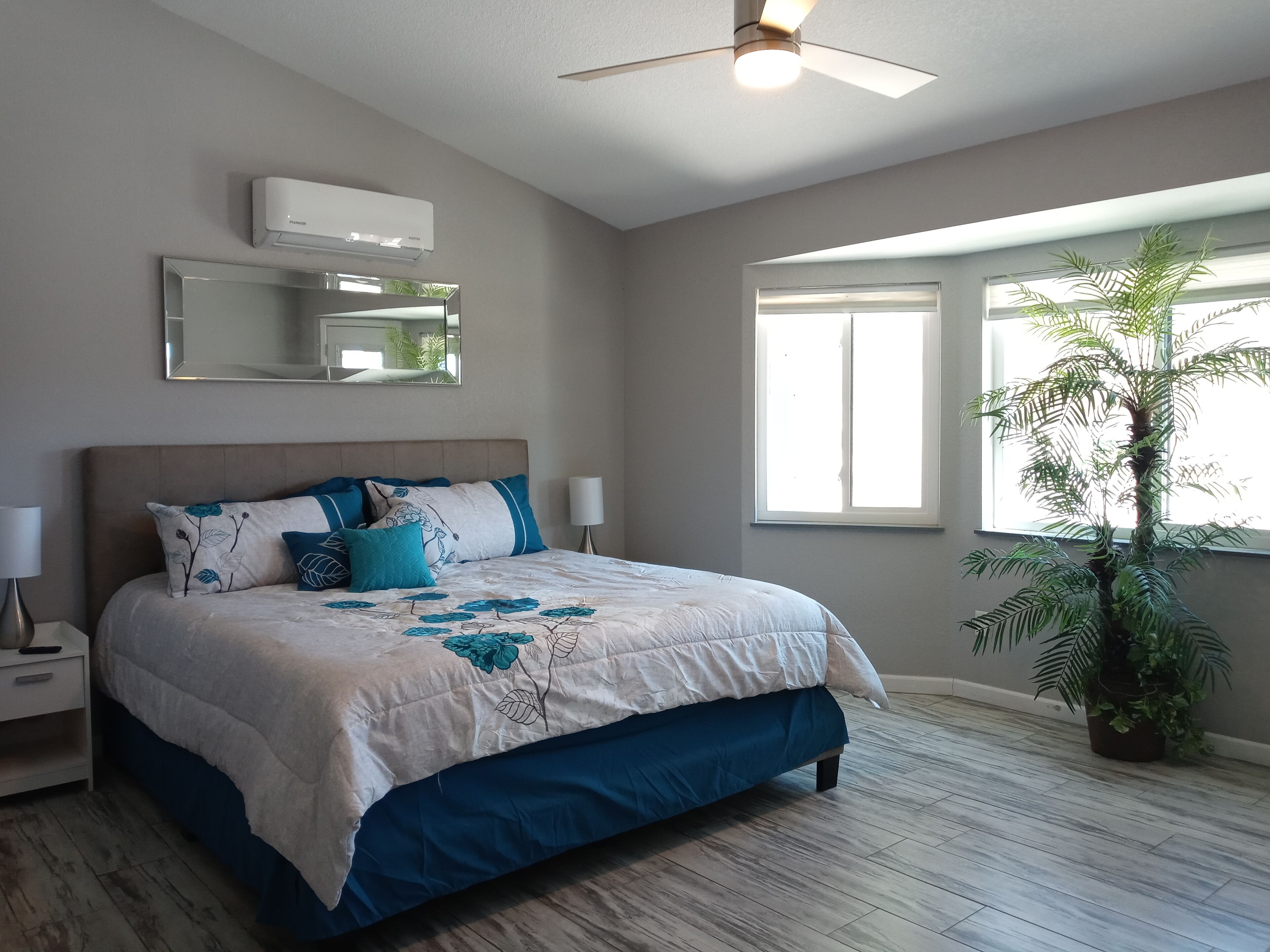 Beautiful*Modern*Family*Home* Pool*Pets welcome*