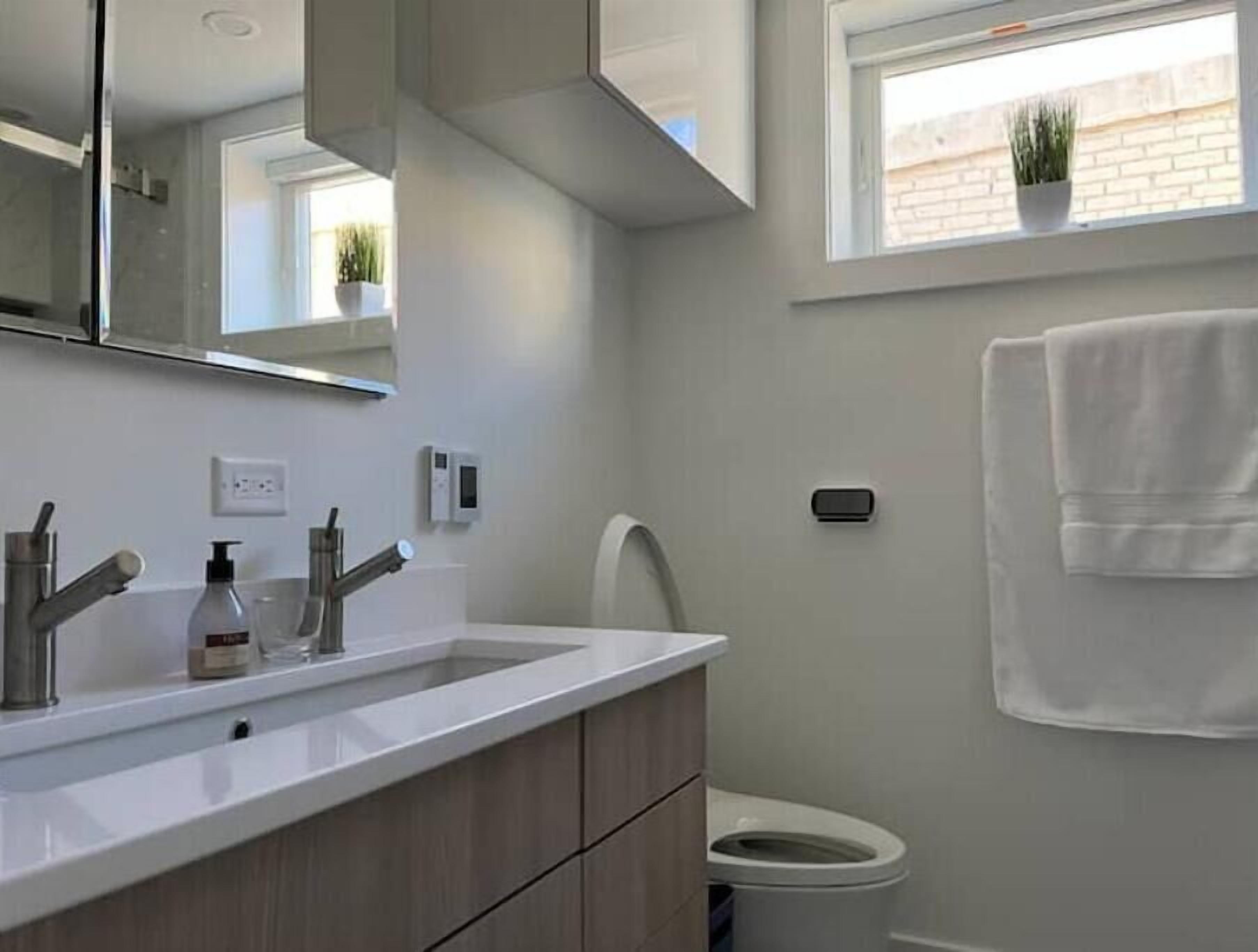 Luxury, Near Metro & Free parking