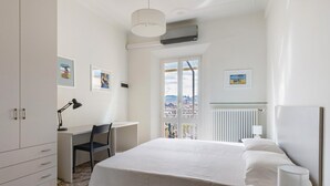 A bedroom with a bed, desk, chair, and wardrobe. - Irnerio Apts - Black Widow by Wonderful Italy (Bologna)