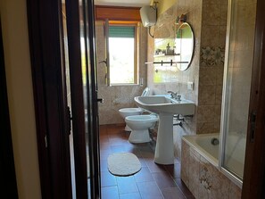 Hair dryer, bidet, towels, soap - Miramare apartment - central area (Campania)