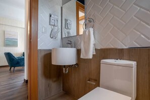 Een douche, een haardroger, handdoeken, zeep